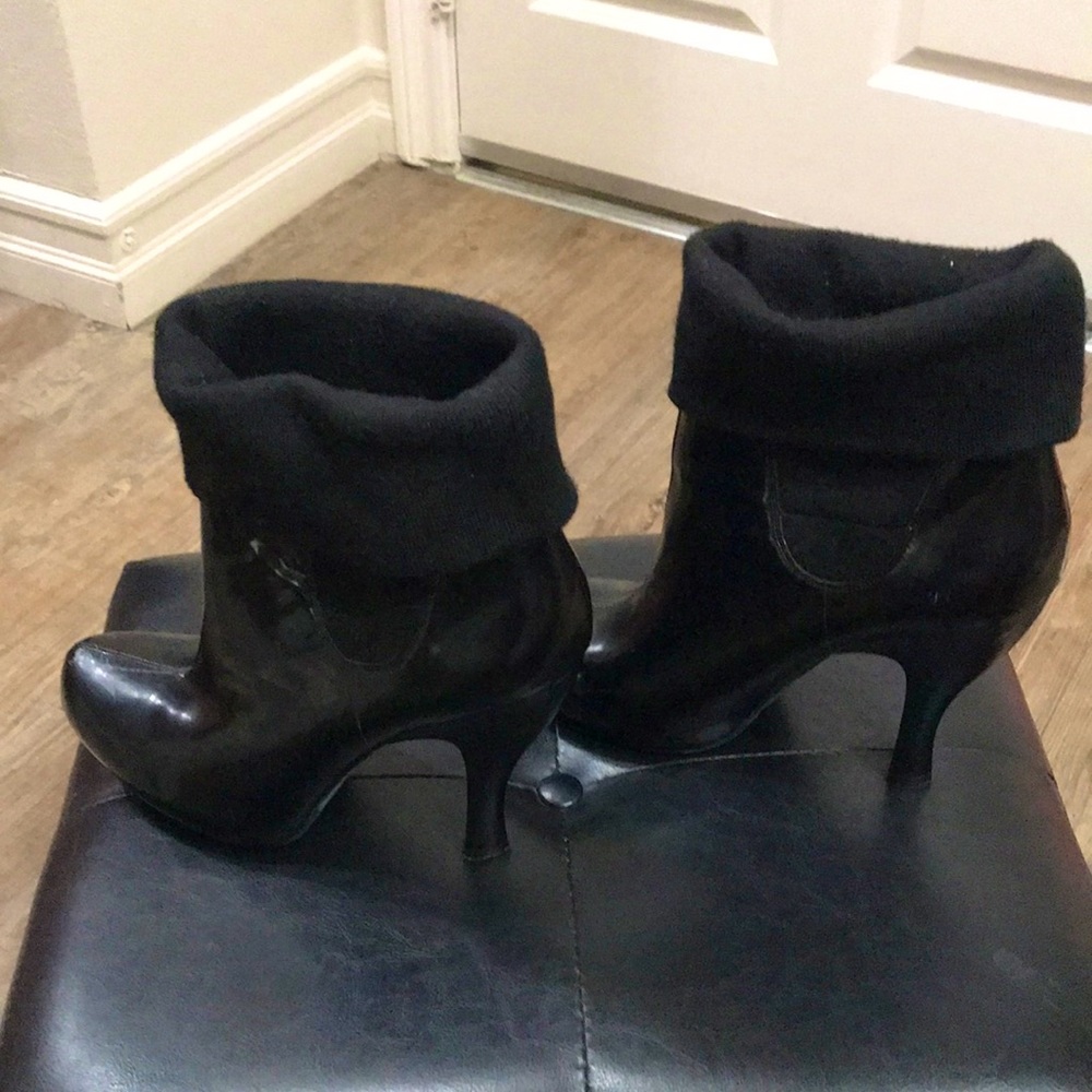 BCBGIRLS black leather heel with fabric 10.5 size shoe